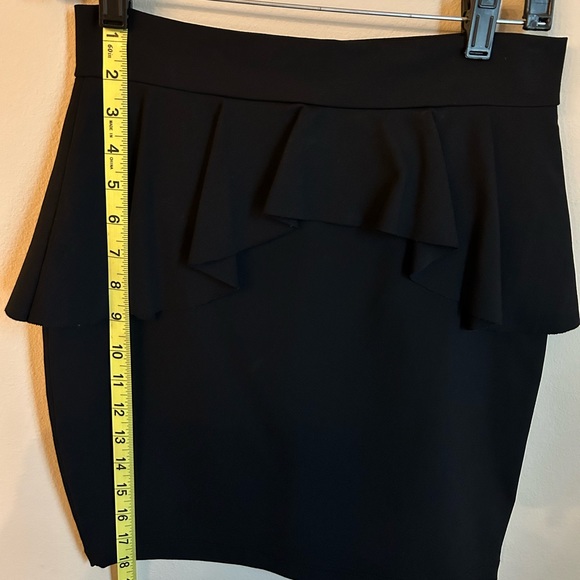 Black peplum skirt- BEBE - Picture 4 of 5